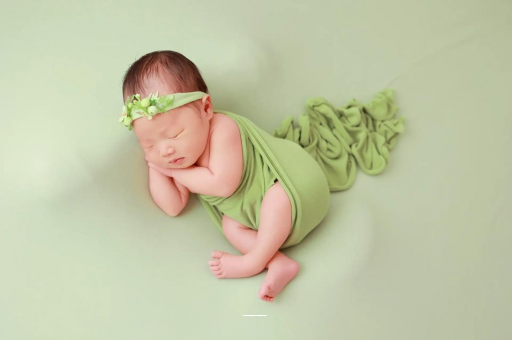 海安宝宝拍嗝吐奶