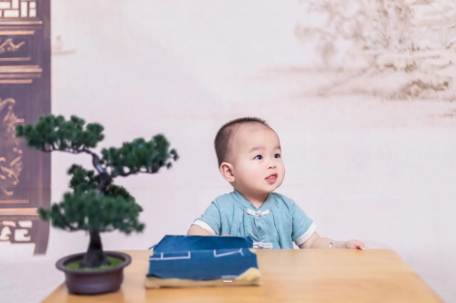 海安三个月宝宝抬头不稳